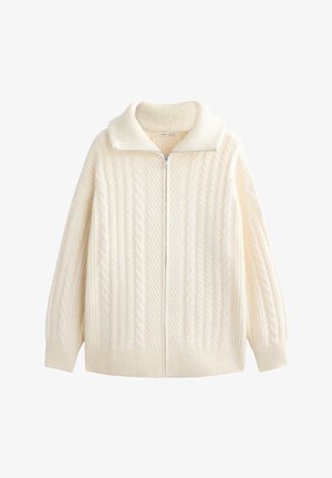 Krem bojom pleteni kardigan s prednjim zatvaračem, rebrastim manžetama i širokim ovratnikom. Sadrži uzorak pletenice po cijelom tijelu.