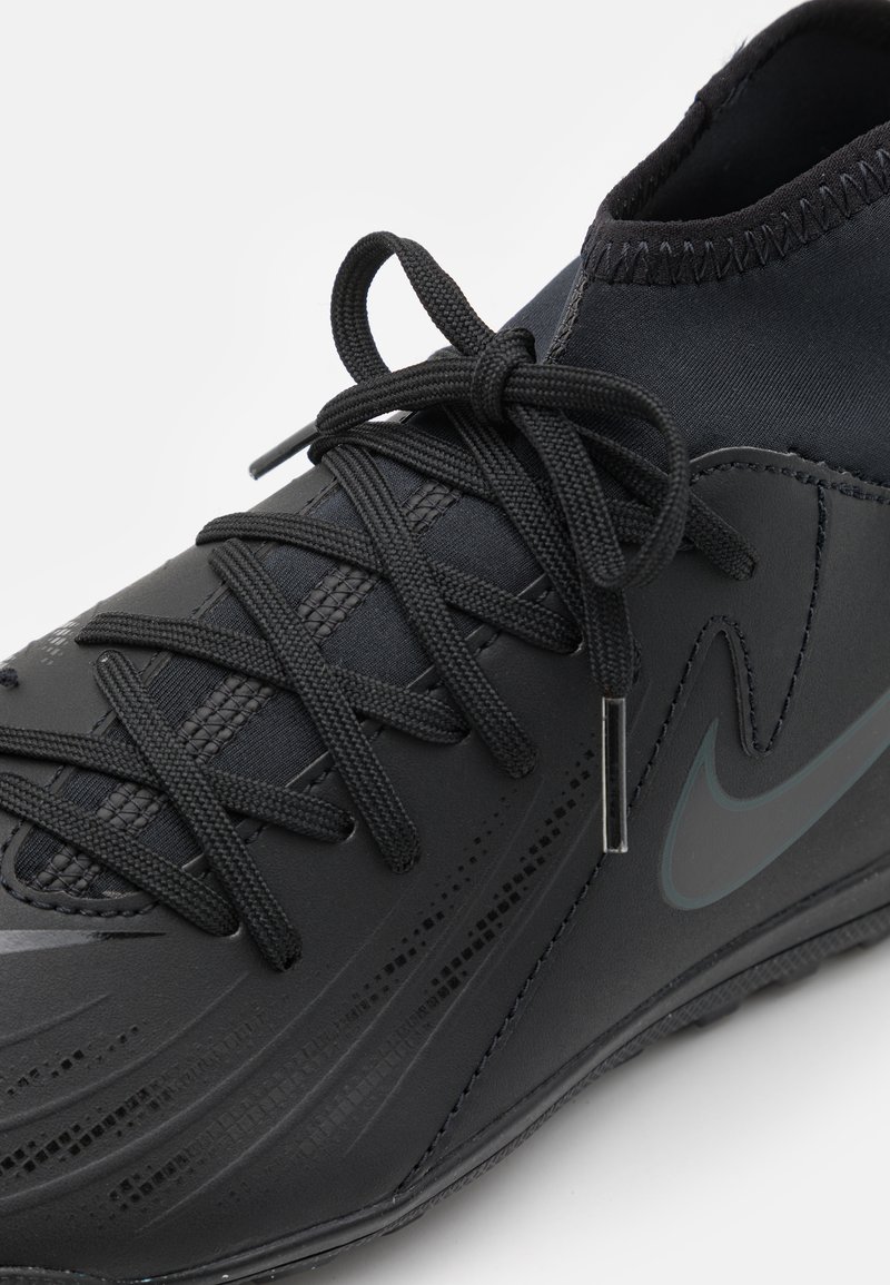 Czarny but sportowy z gładką syntetyczną cholewką, teksturowanym wzorem, płaskimi sznurówkami i dyskretnym logo po boku.