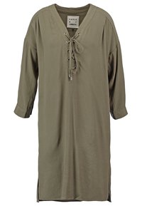Robe longue à manches longues couleur vert olive avec col en V et laçage à l'avant, coupe ample et fentes latérales à l'ourlet.