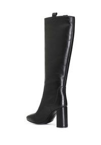 Bota de cuero negra hasta la rodilla con punta cuadrada, tacón bloque y una lengüeta en cuerda en la parte superior. Textura suave con detalles de costura mínimos.