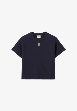 Camiseta de algodón azul marino con cuello redondo, manga corta y un logotipo bordado en blanco "CP" en el frente, con un ajuste cómodo.