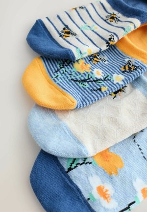 Četiri para čarapa s različitim dizajnima: cvjetni uzorci, pruge, plave, bijele i narančaste nijanse; različite teksture i oblici prstiju.