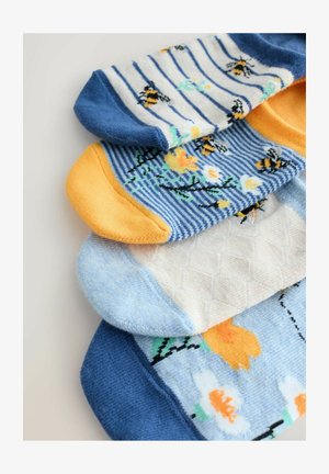 Keturi kojinių poros su įvairiais raštais: gėlių motyvais, dryželiais, mėlynomis, baltomis ir oranžinėmis detalėmis; skirtingos tekstūros ir pirštų formos.