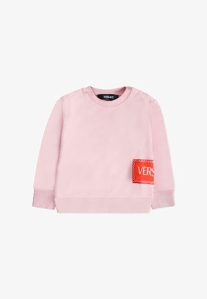 Felpa rosa chiaro con maniche lunghe, collo a giro, e una toppa rossa con la scritta "VERS" sul davanti. Dotata di bottoni a pressione sulle spalle.