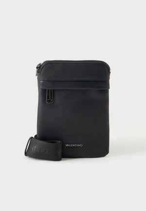 Sac bandoulière Valentino noir avec fermeture éclair, finition texturée, sangle de marque et petit logo Valentino argenté à l'avant.