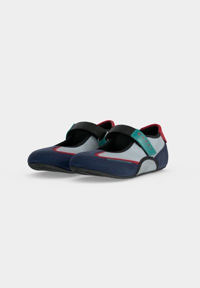 Chaussures décontractées pour enfants en bleu marine, gris, rouge et bleu sarcelle, avec des sangles noires réglables et des semelles douces texturées.