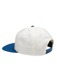 Cappellino da baseball bianco con visiera blu, cinturino posteriore regolabile e fori di ventilazione. Il tessuto sembra liscio con una forma strutturata.