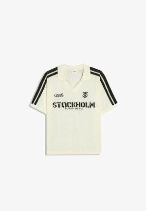 Polo majica kratkih rukava od bijele mrežaste tkanine s crnim prugama na ramenima i natpisom „STOCKHOLM FORGET ME NOT“ sprijeda.