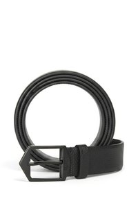 Cinturón de cuero negro enrollado en un círculo con una hebilla rectangular de metal negro mate y superficie texturizada.