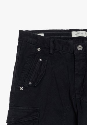 Zwarte cargo-broeken met meerdere zakken, metalen hardware en subtiele stikdetails. De stof lijkt glad met een matte afwerking.