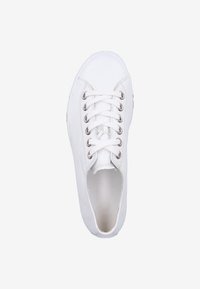 Weiße Leinensneaker mit glatter Textur, runder Zehenpartie und Schnürung mit sechs Ösen. Das Innere verfügt über ein einfaches, leichtes Design.