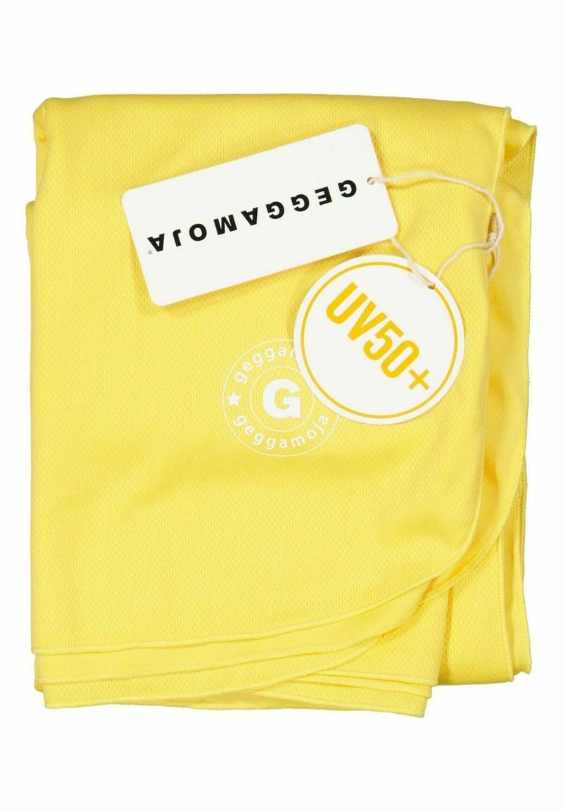 Gul UV-resistent tyg med en texturerad yta, snyggt vikt, med en etikett som visar "UV50+" och en logotyp.