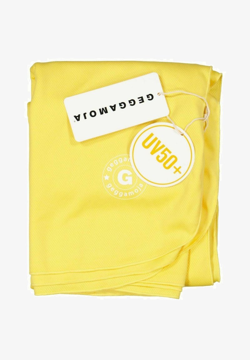 Gul UV-resistent tyg med en texturerad yta, snyggt vikt, med en etikett som visar "UV50+" och en logotyp.