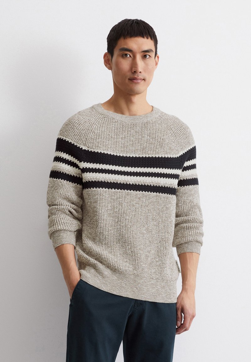 Beige gestrickter Pullover mit weitem Ausschnitt und schwarz-weißen horizontalen Streifen über der Brust. Verfügt über einen strukturierten Stoff und überschnittene Schultern.