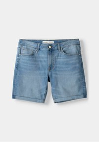 Shorts in denim bluastro, a taglio dritto, con orli arrotolati, cinque tasche e chiusura con bottone. Tessuto morbido con leggeri dettagli di scolorimento.