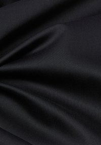Schwarzer Satin-Stoff mit einem glatten, glänzenden Finish, das dezente Falten und eine weiche Textur aufweist. Keine auffälligen Muster oder Hardware sichtbar.