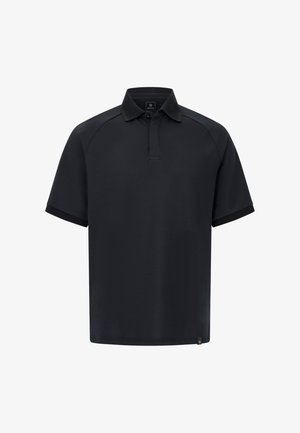 Čierne polo tričko s krátkymi raglánovými rukávmi, golierom a rovnými okrajmi. Vyrobené z hladkej tkaniny s malou logom nášivkou na spodnej ľavej strane.