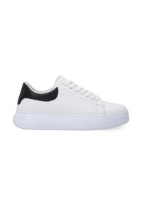 Weiße Ledersneaker mit schwarzem Fersenakzent, runder Zehenpartie und strukturiertem weißen Gummisohle. Mit flachen Schnürsenkeln und verzierten Nähten.