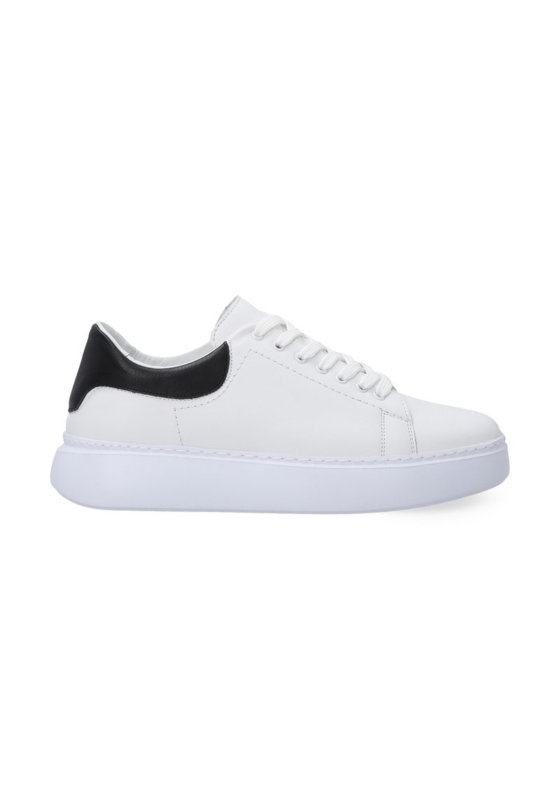 Weiße Ledersneaker mit schwarzem Fersenakzent, runder Zehenpartie und strukturiertem weißen Gummisohle. Mit flachen Schnürsenkeln und verzierten Nähten.