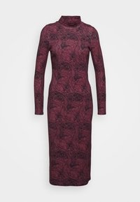 Vestido de manga larga en burdeos con un patrón floral. El material tiene una textura suave, con un cuello alto y un diseño ajustado.