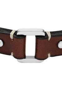 Bruine leren band met een zilveren metalen gesp, voorzien van zichtbare stiksels en een rechthoekige uitsparing bij de gesp.