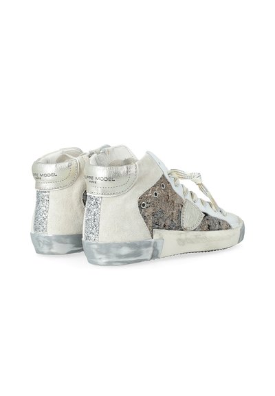 Sneaker alte bianche e argento con accenti glitterati sul tallone, pannelli laterali testurizzati e lacci a fantasia su uno sfondo bianco.