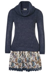 Navyblauwe gebreide trui met lange mouwen en col hals, gecombineerd met een bloemenrok in blauwe, bruine en paarse tinten met kantafwerking.