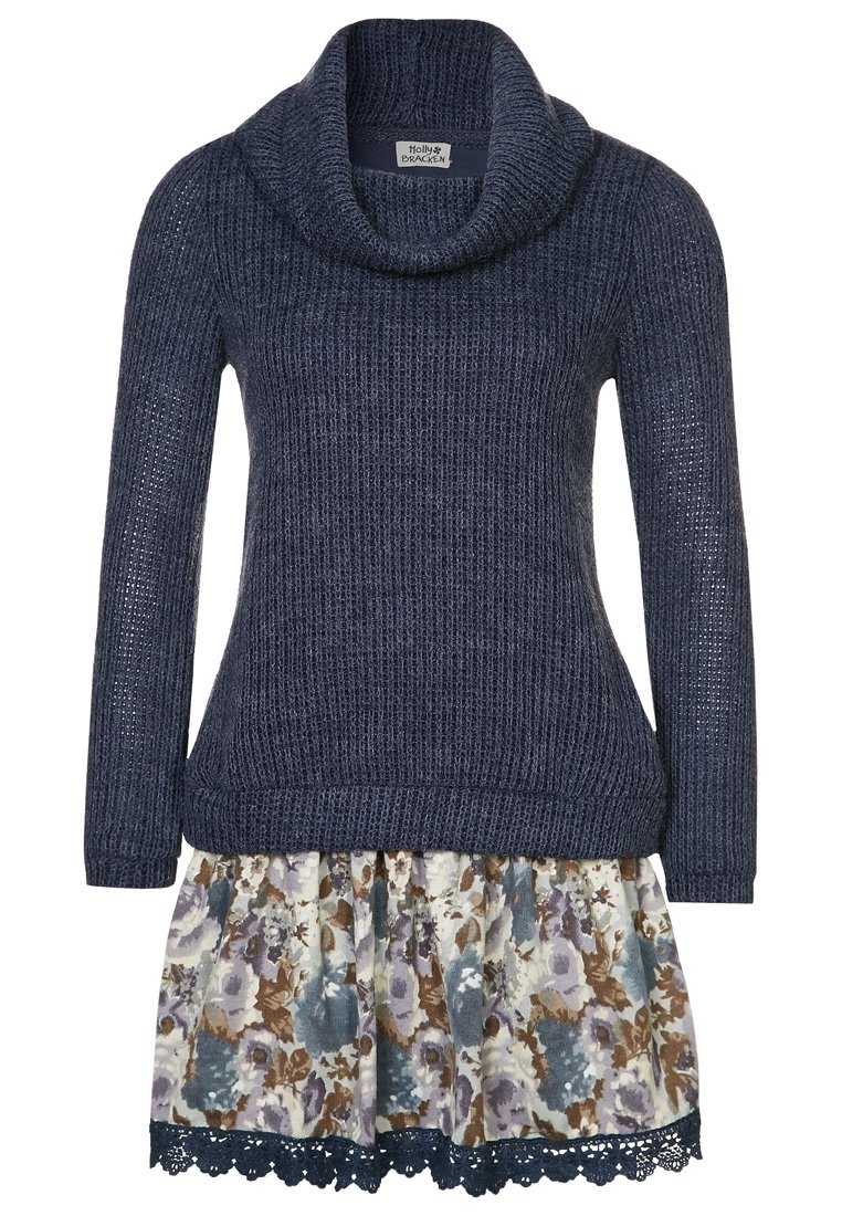 Navyblauwe gebreide trui met lange mouwen en col hals, gecombineerd met een bloemenrok in blauwe, bruine en paarse tinten met kantafwerking.