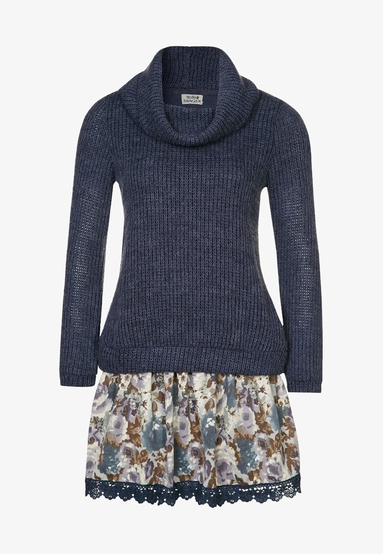 Navyblauwe gebreide trui met lange mouwen en col hals, gecombineerd met een bloemenrok in blauwe, bruine en paarse tinten met kantafwerking.