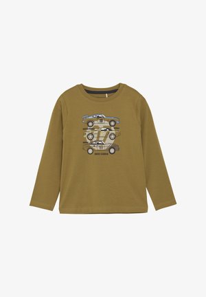 Camisa de manga larga verde oliva con un gráfico de tres coches de carrera estilizados en azul, negro y beige, con acentos en texto. Material de algodón.
