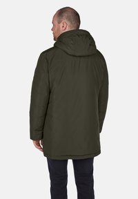 Olivengrön isolerad jacka med huva, med rak skärning, mjuk textur och minimalistisk design. Bakåtblick visar inga synliga logotyper.