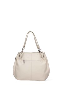 Bolso de mano de cuero beige con una textura suave, forma curveda, doble asas y un bolsillo con cremallera en la parte delantera. Presenta detalles en hardware color plata.
