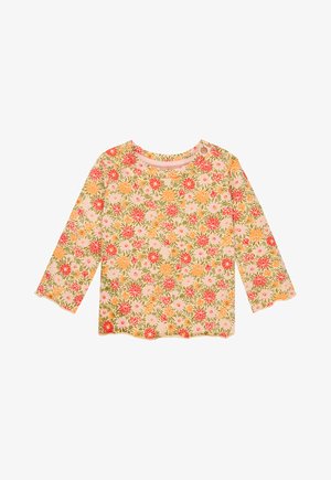 Langärmliges, florales Hemd aus weichem Stoff. Es hat orangefarbene, rosa und gelbe Blumen auf einem hellrosa Hintergrund und einen runden Halsausschnitt.