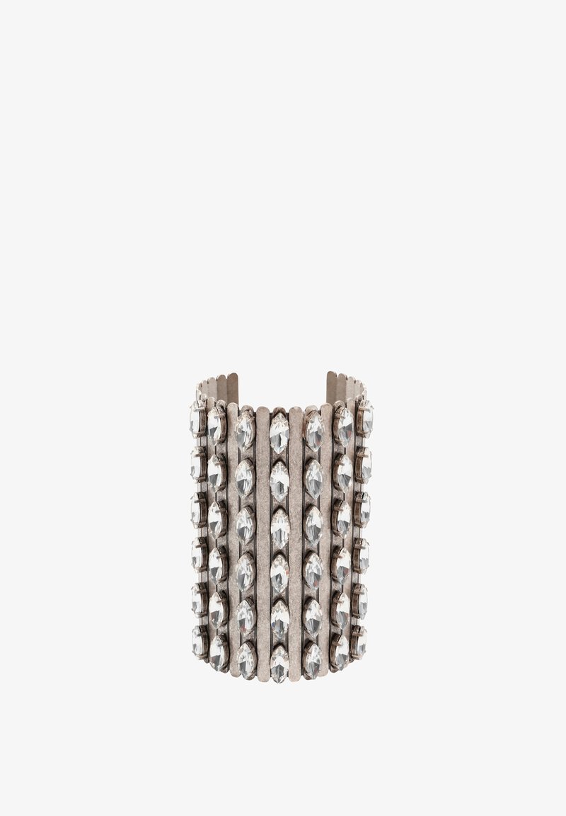 Pulsera de puño de metal con filas verticales de cristales de imitación claros. El diseño incluye una superficie plateada texturizada con una forma ancha y abierta.