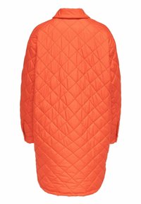 Cappotto imbottito arancione con collo a caduta e maniche lunghe. Presenta una vestibilità ampia e una texture a motivo romboidale su tutto il materiale.