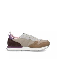 Sneakers sportivi con tomaia in tessuto beige, dettagli in suede marrone, particolare viola sul tallone e suola in gomma bianca. Design con lacci e collo imbottito.