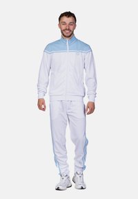 Tracksuit in Weiß mit hellblauen Akzenten, bestehend aus einer Reißverschlussjacke und passenden Hosen mit seitlichen Streifen. Hergestellt aus glattem, atmungsaktivem Stoff.