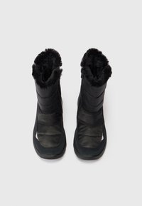 Sorte vinterstøvler med faux fur-kant, polstret overdel, glatte og teksturerede materialer samt en rund tådesign.