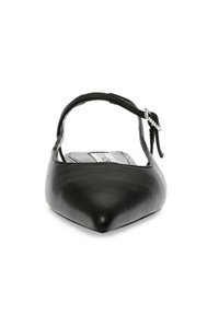 Ballerine in pelle nera a punta con un design elegante, caratterizzate da una sottile cinghia alla caviglia decorata con un piccolo accento di gemma su un lato.