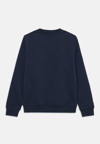 Sudadera de cuello redondo de manga larga azul marino con puños y dobladillo acanalados, mostrada plana mostrando la parte trasera.