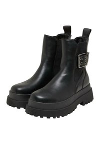 Schwarze Leder-Ankle-Boots mit einer stabilen Plateausohle, elastischen seitlichen Einsätzen und einer Schnallenverzierung an der Außenseite. Strukturierte und glatte Oberfläche.