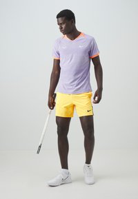 Nike Performance RAFA - Sportovní tričko - lilac bloom/bright mango/white