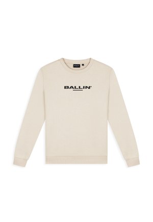 Beige sweater met lange mouwen, een ronde hals, geribbelde manchetten en zoom, en zwarte tekst "BALLIN'" gecentreerd op de borst.