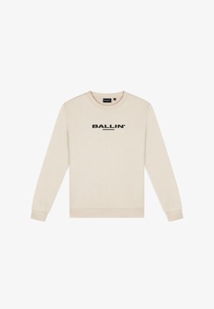 Beige sweater met lange mouwen, een ronde hals, geribbelde manchetten en zoom, en zwarte tekst "BALLIN'" gecentreerd op de borst.