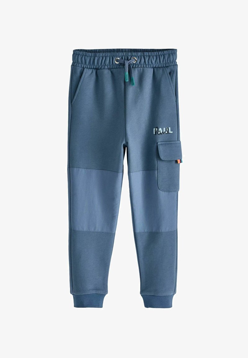 Blaue Jogginghose mit strukturierter Oberfläche, kontrastierenden helleren blauen Einsätzen, einem elastischen Bund und einer Seitentasche mit Klappe. "PAUL"-Logo vorhanden.