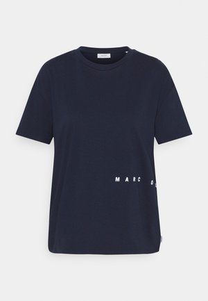 T-shirt bleu marine à manches courtes et col rond avec le texte partiel blanc "MARC O" sur le côté inférieur droit.