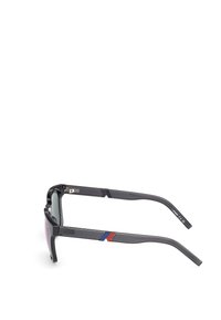 Occhiali da sole con montatura in plastica nera, lenti verdi e rosa, caratterizzati da un accento a righe blu e rosse sulla tempia, texture opaca, design sportivo.