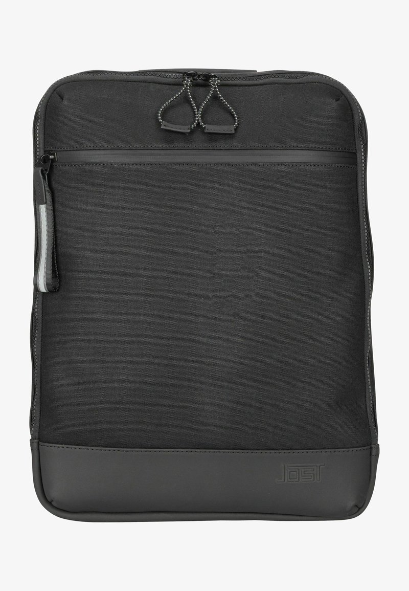 Zaino in tessuto nero con un pannello inferiore liscio, una tasca frontale con zip e zip decorativi, caratterizzato da un design minimalista.