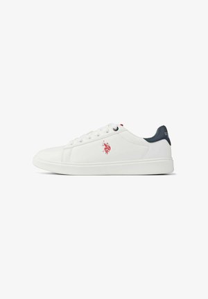 Witte lage sneaker met rood polospelerlogo, witte veters en een zwarte hielstuk met witte branding, zijaanzicht op een witte achtergrond.