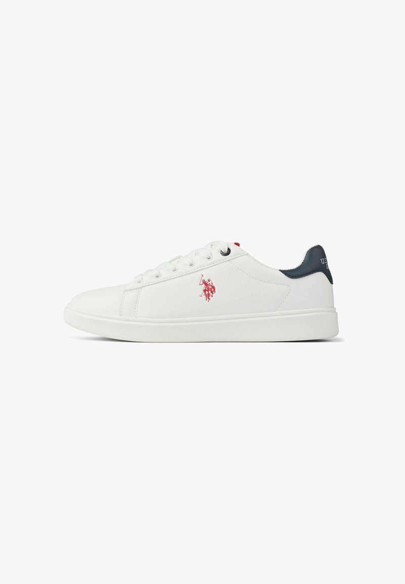Baskets basses blanches avec logo joueur de polo rouge, lacets blancs et languette de talon noire avec marquage blanc, vue latérale sur fond blanc.